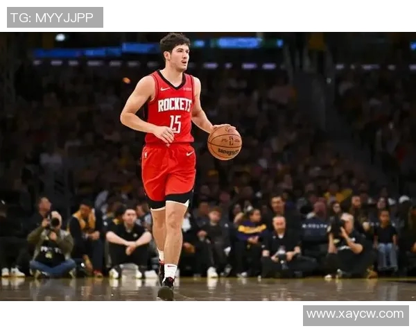 火箭队探花秀的NBA新秀挑战：职业篮球适应过程与球员团队支援下的成长轨迹